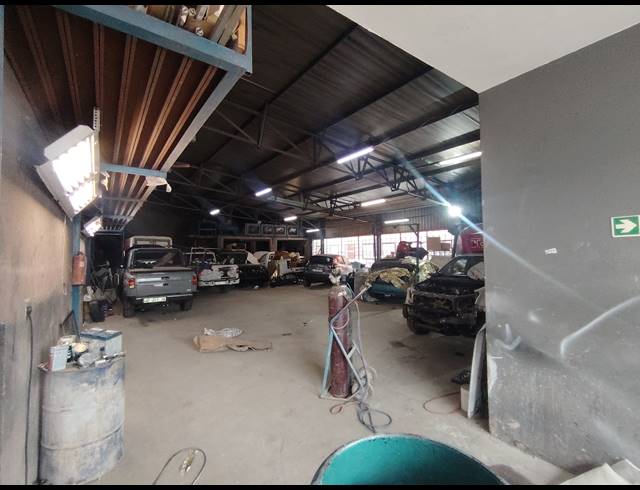 550M² WAREHOUSE FOR SALE IN GERMISTON CENTRAL